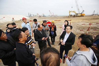 在中科炼化项目建设工地听介绍并记录。.jpg